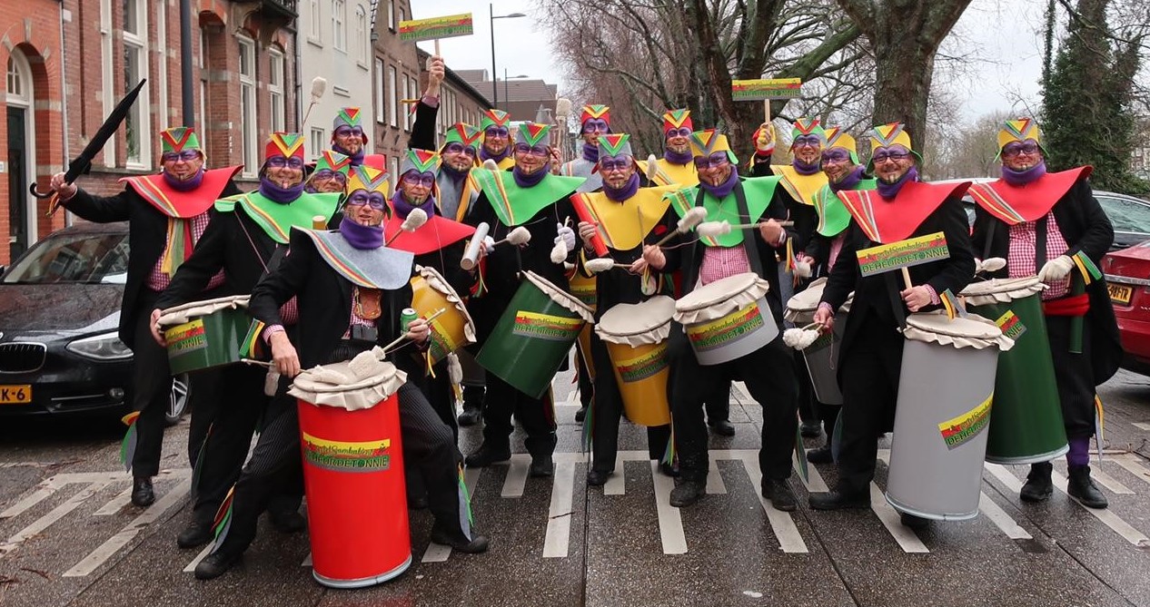 Oeteldonk group with drums